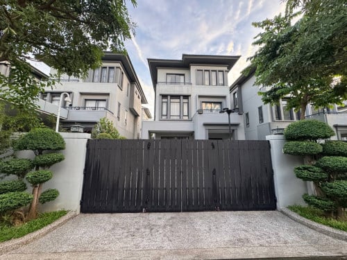 Villa Queen B For rent at Borey Chip Mong 50m