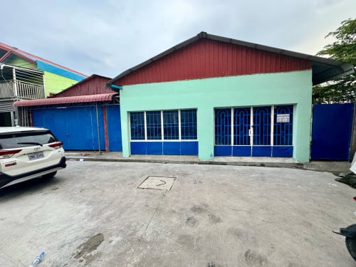 ឃ្លាំង ជួល