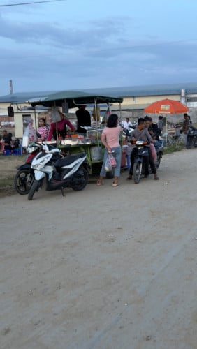 ទីនៅជិតគ្រវ៉ាត់ក្រុងទី៤និងមានចំងាយ14kmពីព្រលានតេជោង្មី