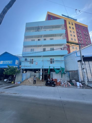 ផ្ទះលក់ មានចំណូលពីបន្ទប់ជួល១ខែខ្ទង់ 1500$  សាងសង់រួចរាល់ ក្នុងខែ១១ ចំងាយត្រឹមតែ ១គម ពីបឹងកក់