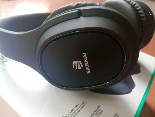 កាសពាក់ត្រចៀក SIKENAI : Model G6000 កំណែប៊្លូធូស៖ ប៊្លូធូស V5.3+ EDRចម្ងាយបញ្ជូនសេវា: 10 ម៉ែត្រ