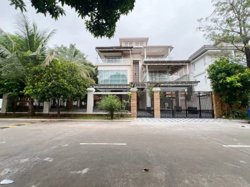 វីឡាឃ្វីនសម្រាប់ជួល | Villa Queen for rent in Borey Peng Huoth Boeung Snor