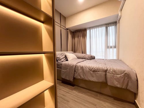 Luxurious Condo Urban Village 2 For Rent