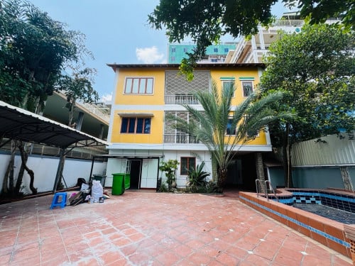 Small Building For Rent in Doun Penh, Very good school , living, office, NGO, Organization.