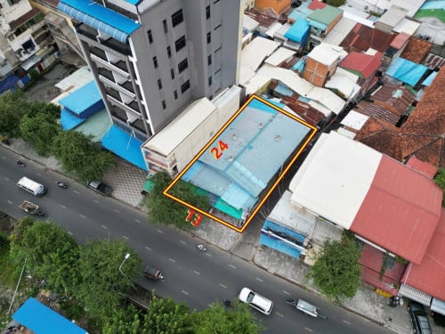 ដីកែងផ្លូវមាត់ទន្លេ  ម្តុំផែថ្មរ