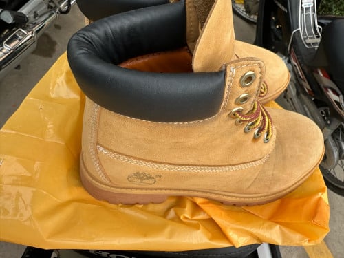 ស្បែក​ជើង​ Timberland