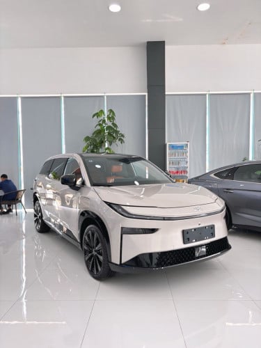 TOYOTA BZ3X 610MAX ( 2025 )ខាងក្រៅពណ៌មាសខាងក្នុងមាន2ពណ៌ សបែបកាកអំពៅនិងទឹកក្រូចបែបការ៉ូត