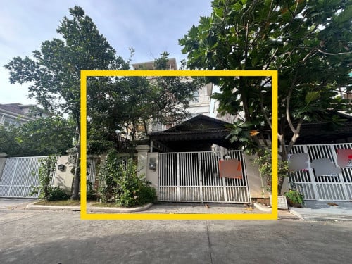 វីឡាភ្លោះលក់នៅ បុរីប៉េងហួតបឹងស្នោរ