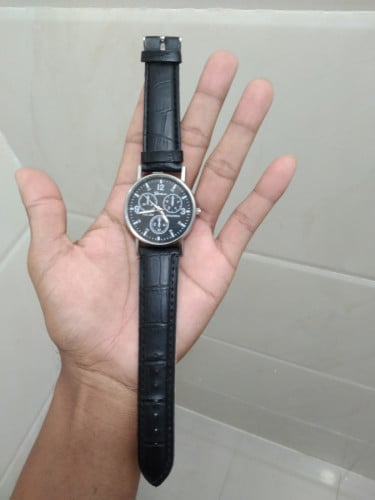 កំពុងសោមនាឡិកាលក់12$លក់ប្រញា់ទើបទិញបានមួយអាទិញទេ