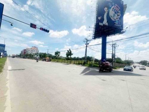 ដីកែងសម្រាប់លក់ នៅលើផ្លូវទំនប់កប់ស្រូវ ជិតរង្វង់មូលគល់ស្ពានព្រែកព្នៅ ខណ្ឌឬស្សីកែវ