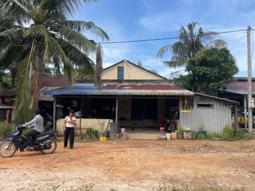 ជាប់ផ្លូវធំ ជិតសមុទ្រ និងព័ទ្ធជុំវិញដោយទេសភាពធម្មជាតិស្រស់ស្អាត