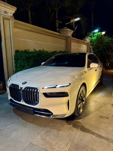 ទេីបកាត់បាន 2023 BMW I7 ស្លាកលេខ ម្ចាស់ឡានទិញថ្មី