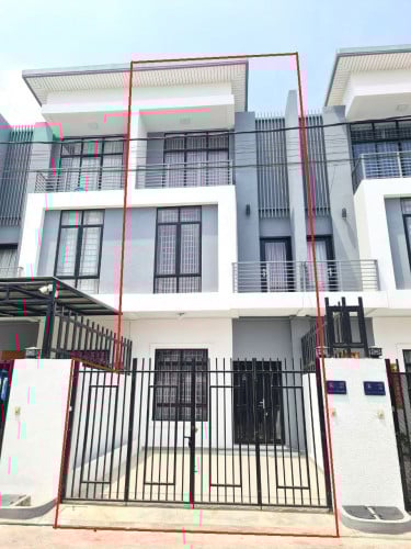 ផ្ទះវីឡាសម្រាប់ជួល តម្លៃ $300 ចចារ ( នៅជិតផ្សារ និង រោងចក្រ )