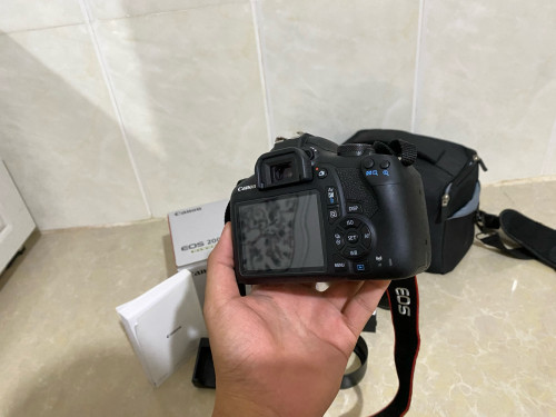 Canon EOS 2000D 99%