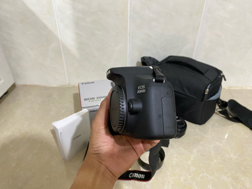 Canon EOS 2000D 99%