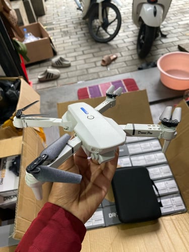 Drone E88 Pro តម្លៃត្រឹមតែ 15$ ទទួលបាន ថ្មរ 2គ្រាប់ កាមេរា 2គ្រាប់
