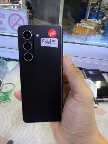 Samsung fold5 256G ស្ទើរតែសំបកតិចៗ