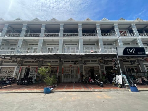 ផ្ទះល្វែងអាជីវកម្មជួលទល់មុខសួន