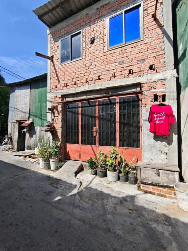 ដីលក់ជាប់ផ្លូវបេតុង