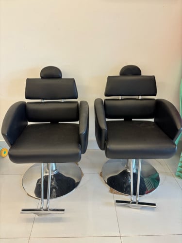 កៅអីសាឡនទិញបានមួយខែបិទទិញមក1គូថ្មី280$ លក់វិញ 180$