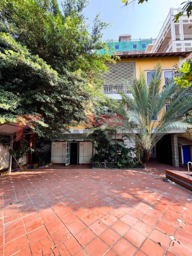 🏡10 Bedrooms villa available for rent in Doun Penh area.(V242)