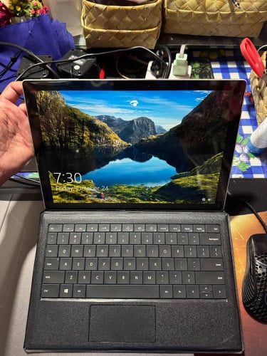 (Sold Out) Surface Pro 5 Touch Screen, អេក្រង់ 2K ច្បាស់ត្រជាក់ភ្នែក, i5 7th Gen, Ram 4GB, 256GB