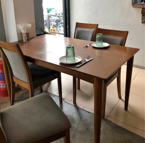 Table with 4 Chairs