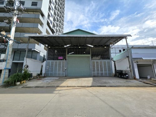 ផ្ទះវីឡានិងឃ្លាំងនៅក្បែរផ្លូវ1003 សង្កាត់ភ្នំពេញថ្មី