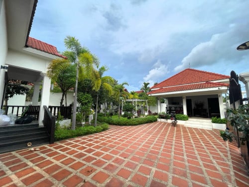 បឹងហ្កាឡូ ជួលកណ្តាល-ក្រុងសៀមរាប 7នាទីពី​ pub street