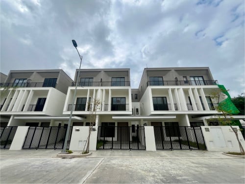 ផ្ទះវីឡាភ្លោះតូចលក់បុរីចន្ទគីរី  ក្បែរផ្សារទំនើប K-Mall 2