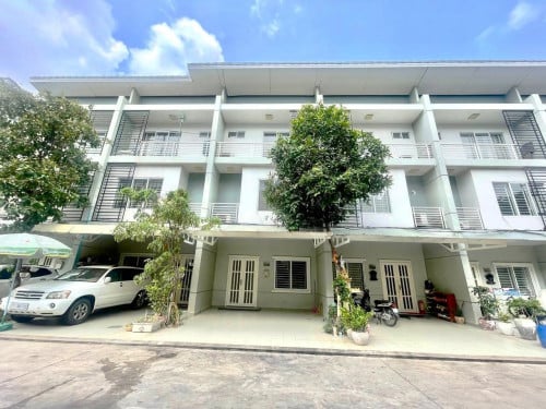 វីឡាកូនកាត់ LC2 លក់បន្ទាន់ខ្លាំង!  បុរីប៉េងហួត 598 ជិតAeon2