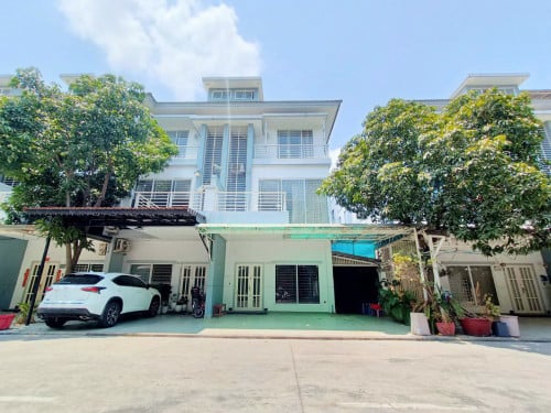 វីឡាកូនកាត់សម្រាប់ជួល | Link Villa LA For Rent (borey penghout boeung snor)