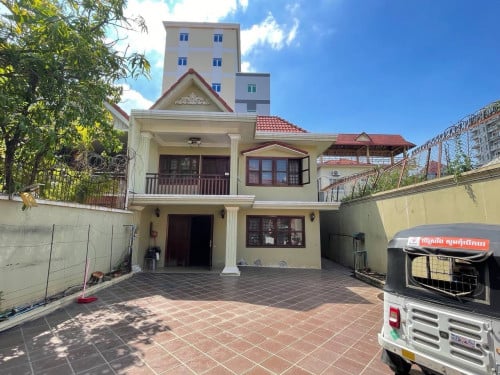 ផ្ទះលក់ នៅផ្សារដើមថ្កូវ