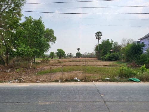 ដីលក់ ក្បែរព្រលានថ្មី