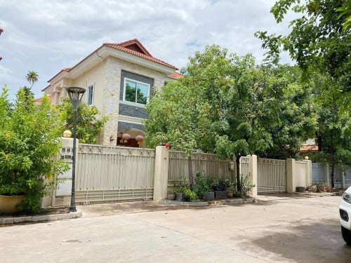 វីឡាសម្រាប់ជួលក្នុងបុរីឧទ្យាទន្លេបាសាក់ | Villa for rent in Borey Basac Gaden City