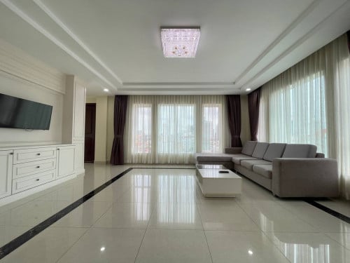 Spacious Penthouse for Rent in Beoung Trobeak
