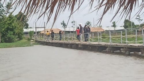 ដីជាប់ទឹកមានទេសភាពស្អាត