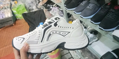 មានលក់ស្បែកជើងបុរសនិងនារីទាន់សម័យតម្លៃសមរម្យ