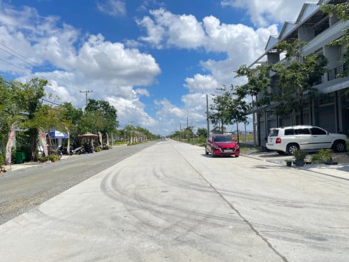 ដីលក់ផ្លូវមុខក្រោយ ជិតផ្សារព្រែកជ្រៃ រង្វង់មូលកួរស្រូវ