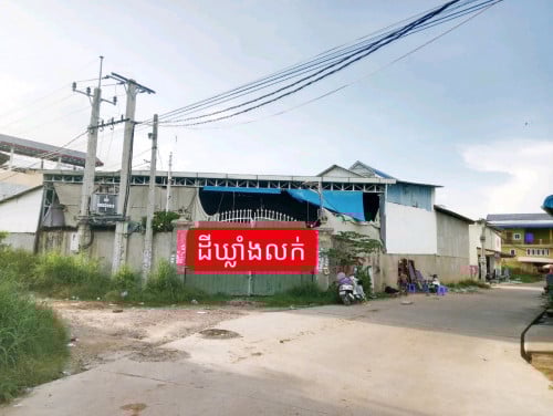 ដីឃ្លាំងលក់បន្ទាន់មុខប្រលានឈូកវ៉ា៣