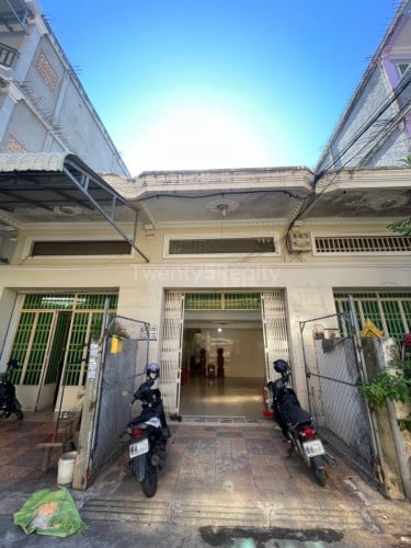 ផ្ទះជួលមុខប្រលានចាស់ សម្រាប់ស្នាក់នៅ