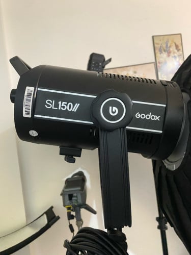 Godox sl 150ii with softbox like new in box sell only 170$