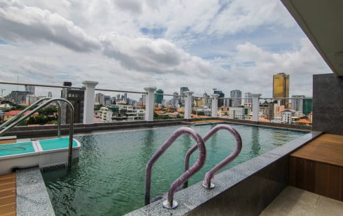 Modern and clean studio room for rent with swimming poolside use