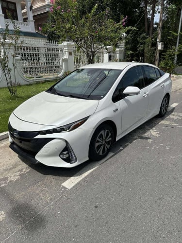 Prius 2017 plug in ឡានមូល​ full options  ស្លាយកុងទ័រ