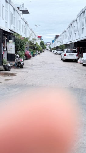 ជាលក្ខណះប្រកបអាជីវកម្មជាច្រើនមិនឆ្ងាយពីព្រលានថ្មីនិងព្រែកជីថ្មី