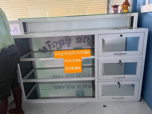 ទូរកញ្ចក់កម្មង់កាត់​ ដែកញ៉ូមស្អាត​ សភាពទូរនៅថ្មី99%