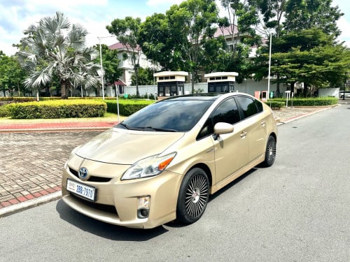 Prius 2010 (option 4 ពណ៏មាស សូលា បើកដំបូល Smart ទ្វារ 3)