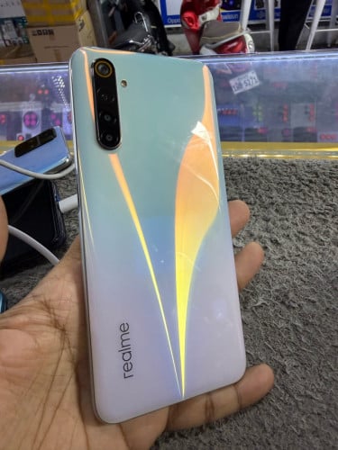 Realme 6 Ram8G Memory128G ក្រុមហ៊ុនសុីមពីរ មានឆ្នាំងសាក