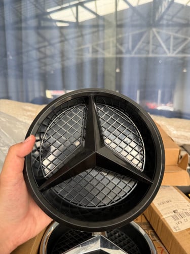 Logo និង ប៉ាណាមុខ C300 ហ្សុីន