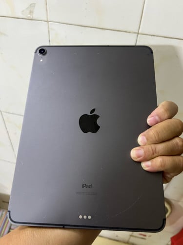Sell iPad Pro 2018 sim&wifi 64G ស្ទើអេក្រង់តិច 97%